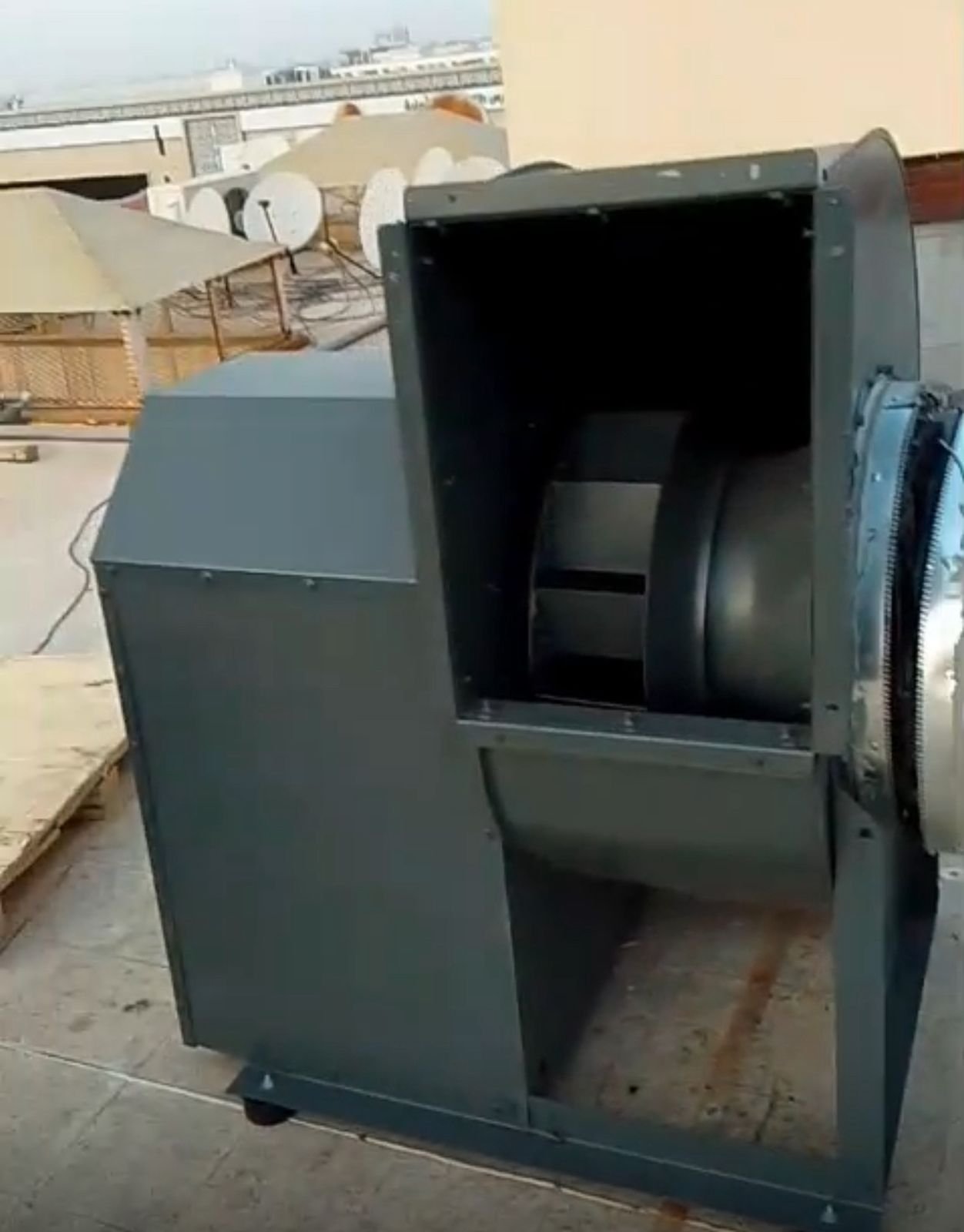 تم شحن جهاز شفط لمطعم بوحطب في مدينة  تبوك بسبب تعرض المطعم الى حريق في دكت الشفط بسبب وجود جهالز شفط ذو عدم اختصاص قدرة 7.5 حصان هيكل بلور ماركة جرين هوك صناعه امريكية