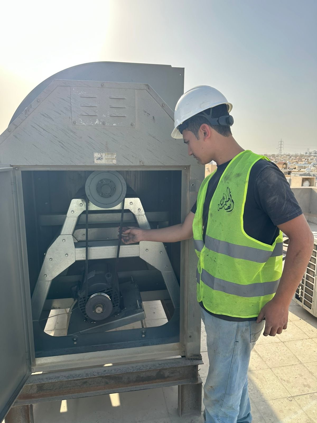 أنظمة التهوية – مطعم الأرجوان حي الندى الرياض

قمنا بتنفيذ أعمال الصيانة الدورية لأنظمة التهوية لدى عميلنا مطعم الأرجوان ، حيث شمل المشروع فحص وتنظيف وصيانة مراوح الشفط وسحب الدخان والروائح، لضمان كفاءة التشغيل وتحسين جودة الهواء داخل المطعم.

تمت الأعمال وفق معايير فنية عالية تتناسب مع طبيعة مطاعم المشويات، مع التركيز على تقليل تراكم الدهون، رفع كفاءة الشفط، والمحافظة على بيئة عمل آمنة وصحية للعاملين والزوار.
نلتزم في جميع مشاريعنا بتقديم حلول تهوية فعّالة تساهم في استمرارية التشغيل