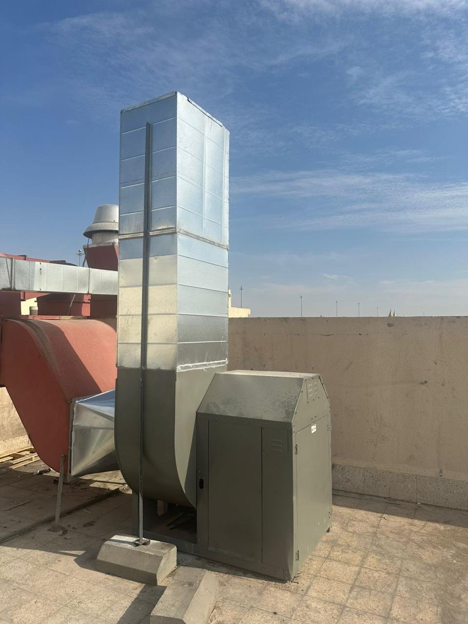 أعمال صيانة وتوريد في  احد فروع مطعم ماريز في الرياض
تم التواصل معنا من احد فروع مطعم ماريز في الرياض 
وتعطل جهاز الشفط واحتراقه لعملها في غير اختصاصه وما يخص في نشاط المطعم 
وتوريد جهاز الشفط المركزية بلور ماركة جرين هيك قدرة 12000 قدم مكعب/ الدقيقة
 وتوريده خلال فتره 24 ساعه لضمان عدم تعطل المطعم .
وتم اختبار الجهاز واداءة خلال فتره سريعه لعدم تعطل المطعم