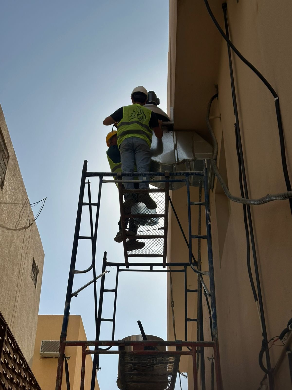 تم التواصل معنا من قبل مطبخ مركزي لكوفي ارتشي لصيانة مروحة شفط بسبب خروج اصوات مزعجة للجيران وبعد الفحص تبين عدم تشحيم الرمامين وتلف السيور وعدم شدة هيكلة الجهاز  تم شد الجهاز والتشحيم والتشييك على جميع مفاصل الجهاز وتم حل مشكله الصوت في اسرع وقت والتاكد من سلامتها