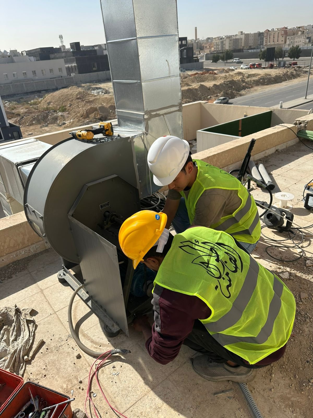 قمنا بتنفيذ أعمال الصيانة الدورية لأنظمة التهوية في محل الحلويات تافيز بمدينة الرياض، حيث شملت الأعمال صيانة المروحة ونظام الهواء النقي (Fresh Air) لضمان كفاءة التشغيل واستمرارية الأداء. تم تنظيف الفلاتر بشكل كامل لإزالة الأتربة والشوائب المتراكمة، مما ساهم في تحسين جودة الهواء داخل المحل. نُفذت الأعمال وفق معايير فنية عالية مع فحص جميع المكونات والتأكد من سلامة النظام، بما يضمن بيئة عمل صحية ومريحة للعاملين والعملاء، وتحقيق أفضل أداء لأنظمة التهوية داخل المحل