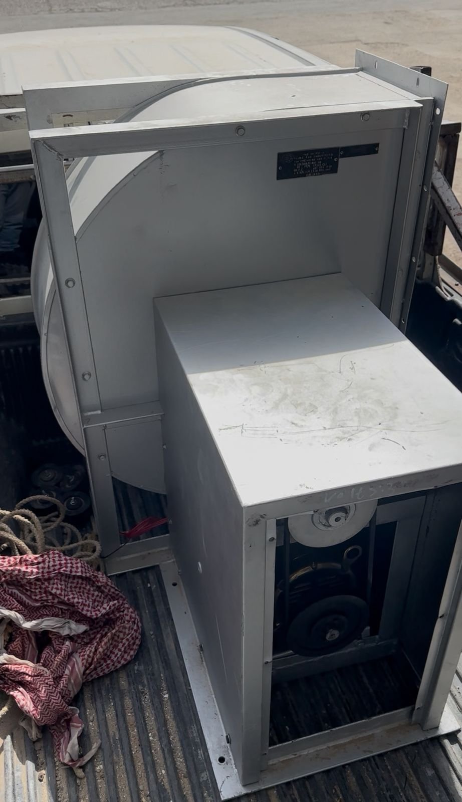 تواصل معنا عميلنا مطعم جريد في مدينة الخرج بخصوص جهاز تهوية متعطل نتيجة خلل كهربائي. بعد استلام الجهاز، تم إجراء فحص فني شامل لتحديد سبب العطل، حيث جرت صيانة النظام الكهربائي ومعالجة الخلل، إضافة إلى إصلاح وضبط المحرك وإعادته للعمل بكفاءة كاملة. عقب الانتهاء من الصيانة، تم اختبار الجهاز والتأكد من سلامة التشغيل، ثم شحنه وتركيبه في موقع العميل بمدينة الخرج. نُفذت الأعمال باحترافية عالية لضمان استمرارية الأداء وتلبية متطلبات تشغيل المطعم