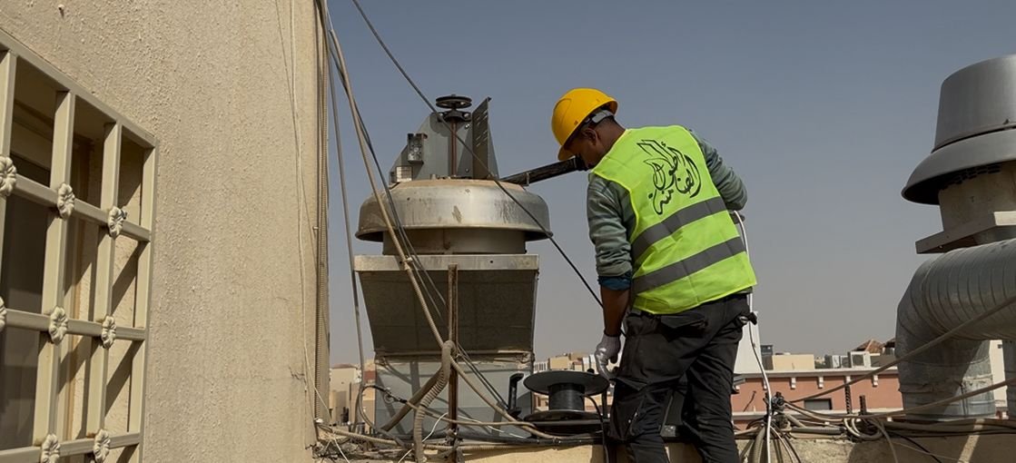 تم التواصل معنا من قبل عميلنا احد فروع ميلي فوي بيكري بخصوص وجود جهاز تهوية يحتاج إلى تنظيف كامل، إضافة إلى جهاز آخر متعطل عن العمل. بعد المعاينة الفنية، تم تنفيذ أعمال تنظيف شاملة للجهاز لضمان كفاءة التشغيل وتحسين تدفق الهواء، كما تم استبدال المحرك للجهاز المتعطل بمحرك جديد مطابق للمواصفات. أُنجزت الأعمال باحترافية عالية مع التأكد من سلامة التشغيل وعودة الأنظمة للعمل بكفاءة، بما يلبي متطلبات بيئة المخابز ومعايير السلامة والجودة