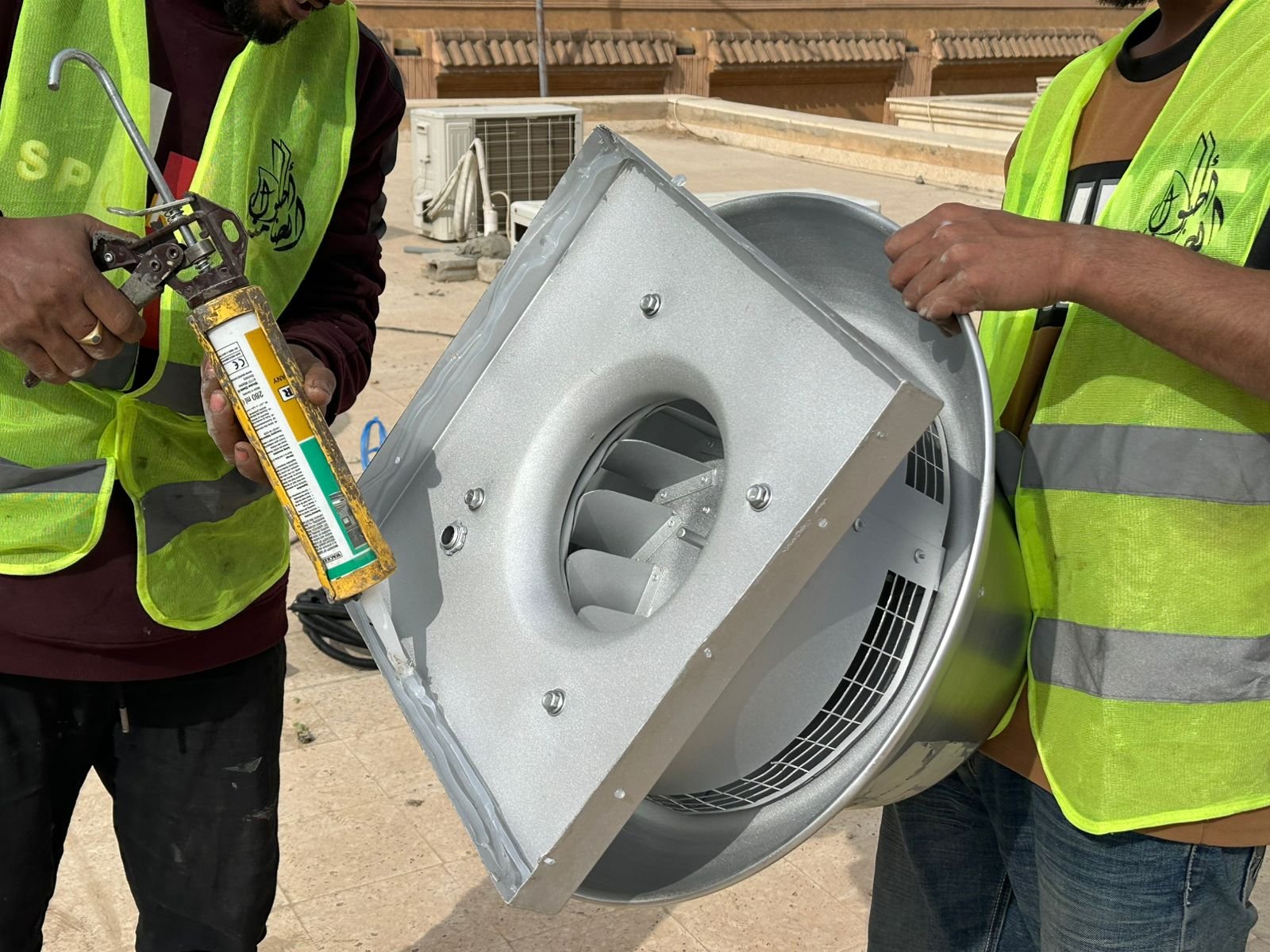 مستشفى الازهار مدينة الرياض 
تم توريد اجهزة شفط هيكل roof fan عدد 2 حبة 
صناعة سعودية محركات المانيا ماركة سعودي فان
 قدرة كاملة بحجم 2.5 حصان 
سرعه 1550 و 3500 مكعب cfm