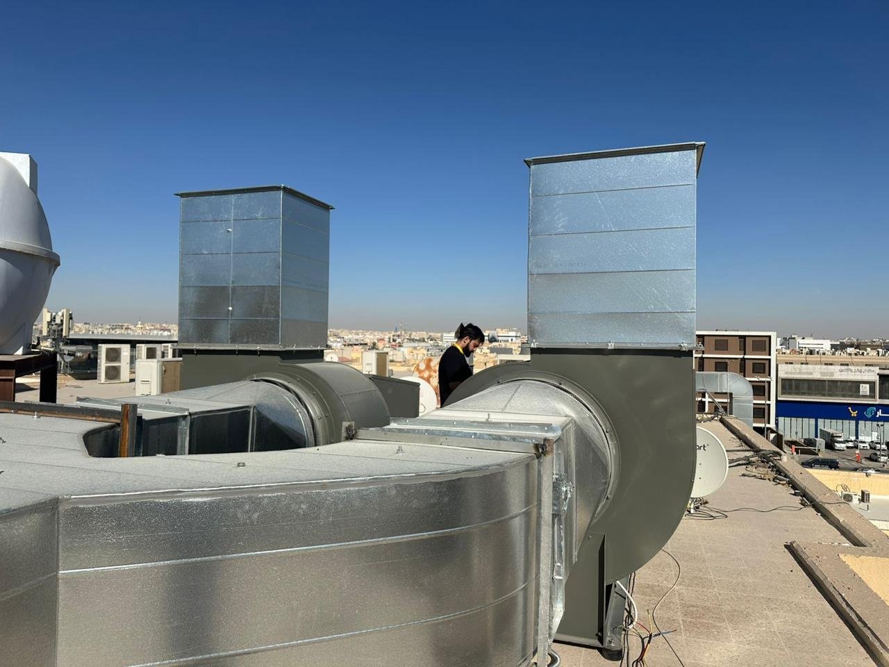 مشروع هندسي لتصميم وتنفيذ اعمال التهوية 
تم طلب زيارة من شركة سلسلة مطاعم الست و مطاعم fho 
لحساب اجهزة الشفط والدفع المناسبه للمكان واختيار احجام الدكتات المناسبه واطوال الاهواد 
وبناء على ذالك تم توريد عدد 2 مراوح شفط 11500 cfm وجهازين دفع 7000 cfm و 3500 cfm 
صناعة امريكية ماركة جرين هيك 
وتم تشغيل الاجهزة واختبار اداها والتاكد كم اداء الشفط